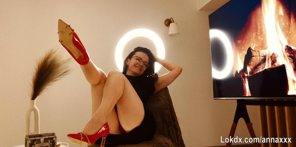 If you are coming to my page and hope to scam me, have some news for you: not a chance! Might let  you crawl and lick my heels clean instead...

#heelsfetish #heels #fetish #feet